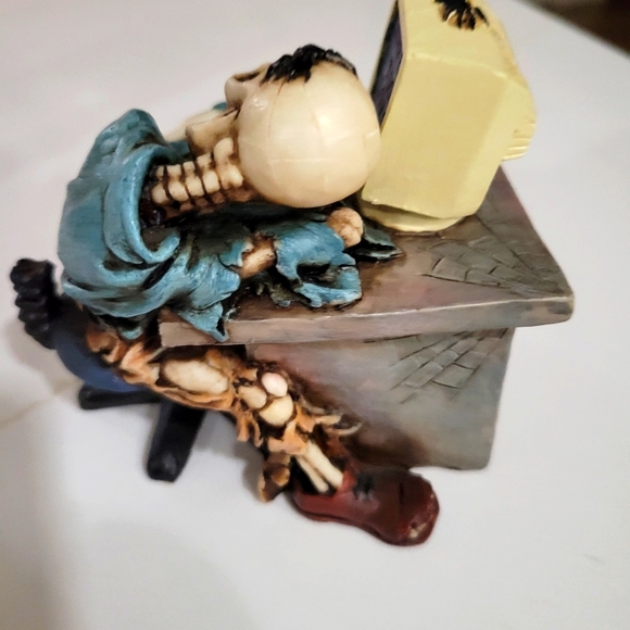DIE HARD SURFER Skeleton at Computer Desk Figurine SURFED TOO LONG Blue Shirt - Picture 3 of 4
